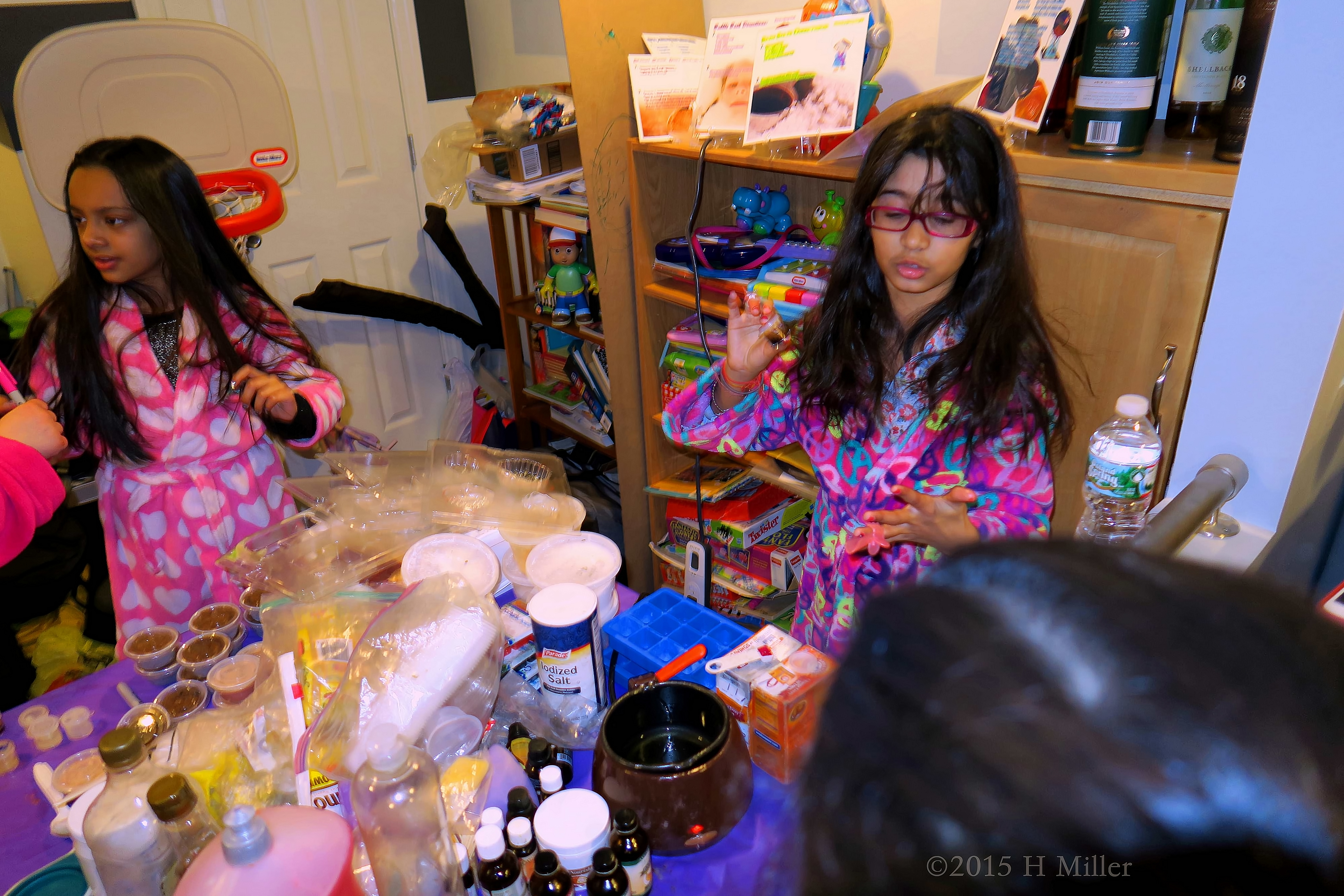 Doing Kids Crafts Projects At The Home Spa For Girls Doing Kids Crafts Projects At The Home Spa For Girls