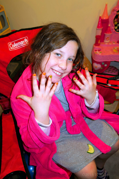 After Mini Manis, She Loves Her New Nail Art After Mini Manis, She Loves Her New Nail Art