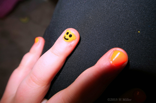 Smiley Face Mini Manicure Nail Art Smiley Face Mini Manicure Nail Art
