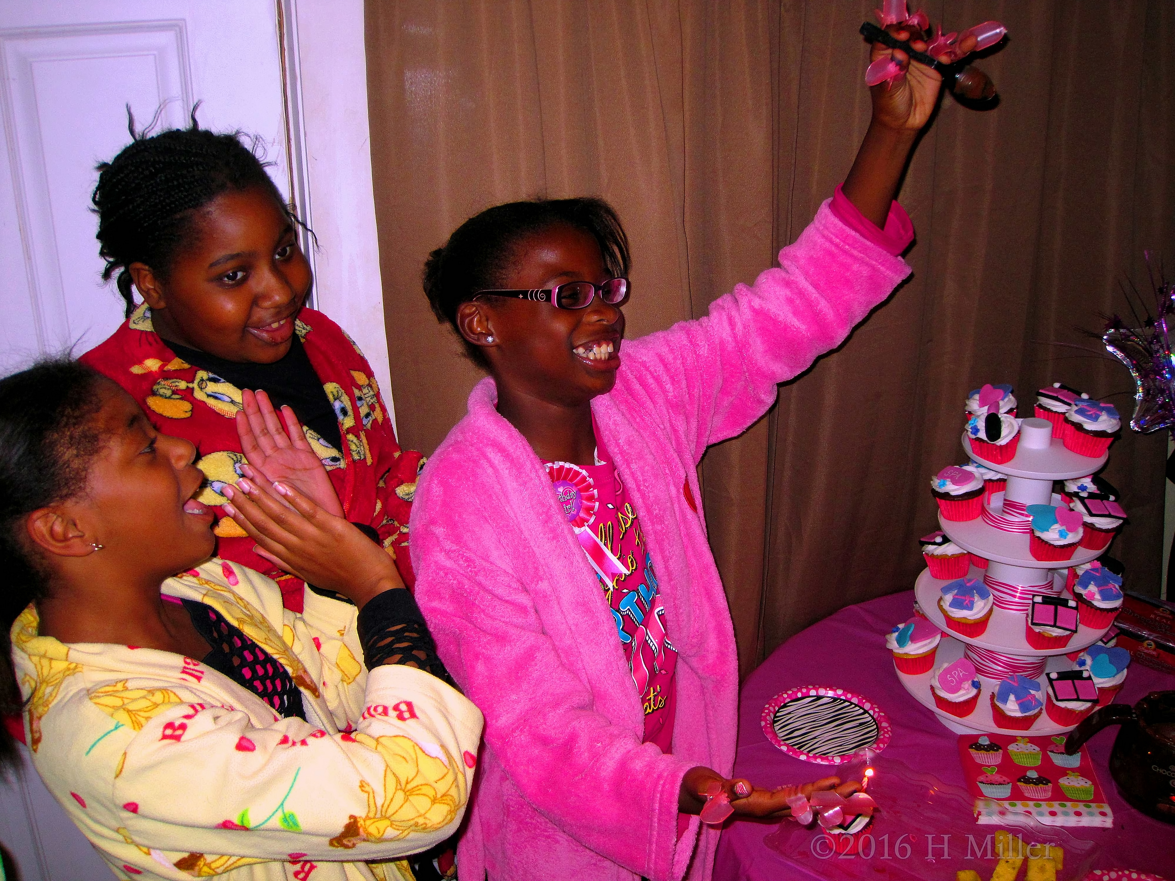 Sydney And Her Friends Choosing Their Yummy Cupcake