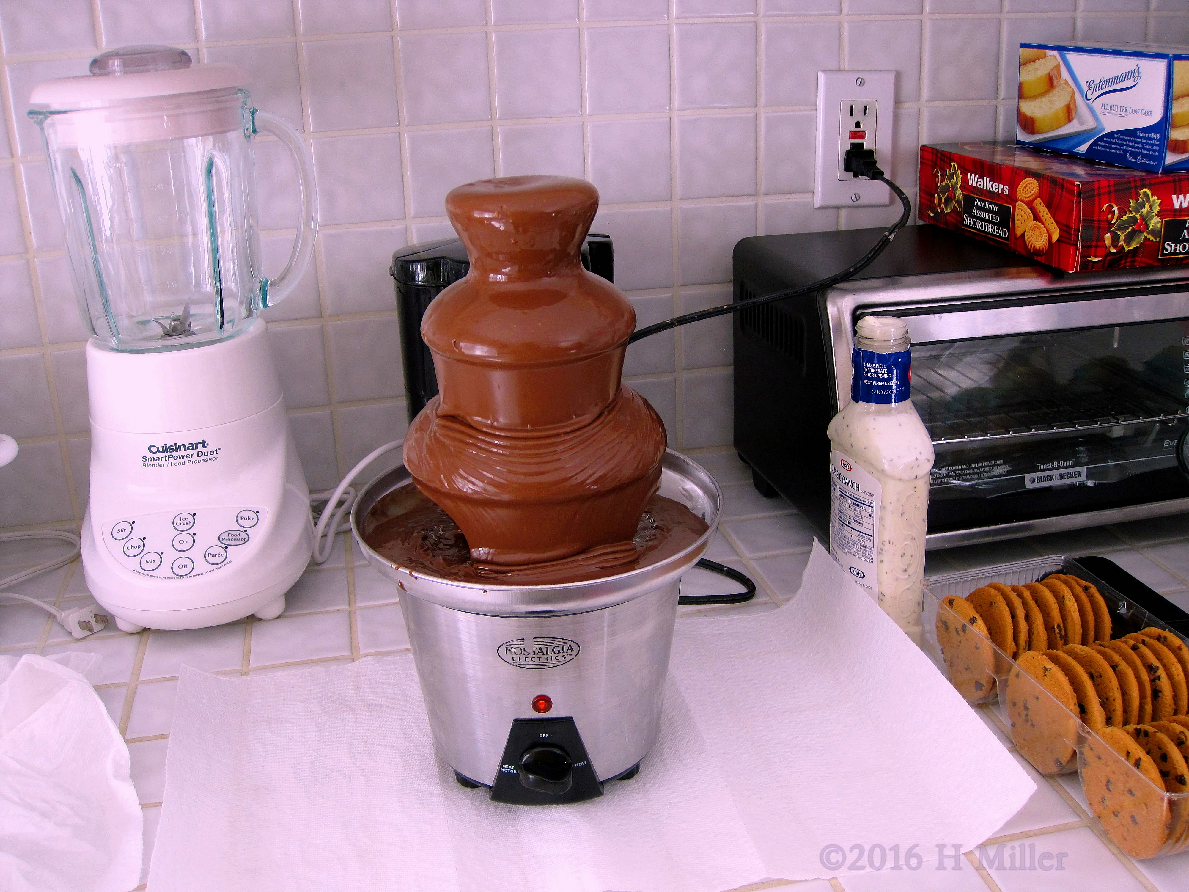 Chocolate Fondue Looks Amazing!! Chocolate Fondue Looks Amazing!!