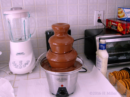 Yum! A Chocolate Fountain! Yum! A Chocolate Fountain!
