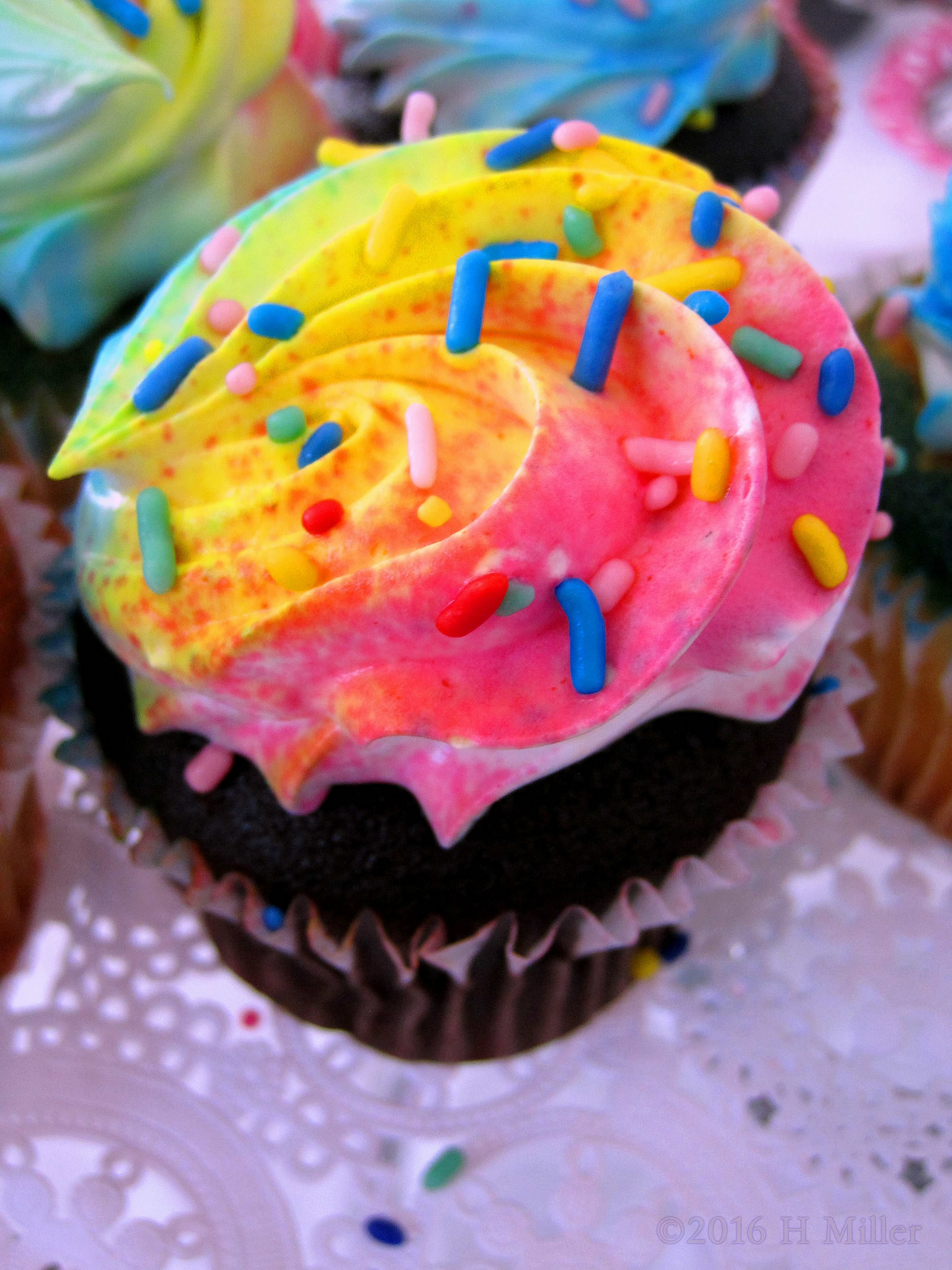 OMG! Just Look At Them! Aren't These Sweet Birthday Cupcakes The Prettiest! 