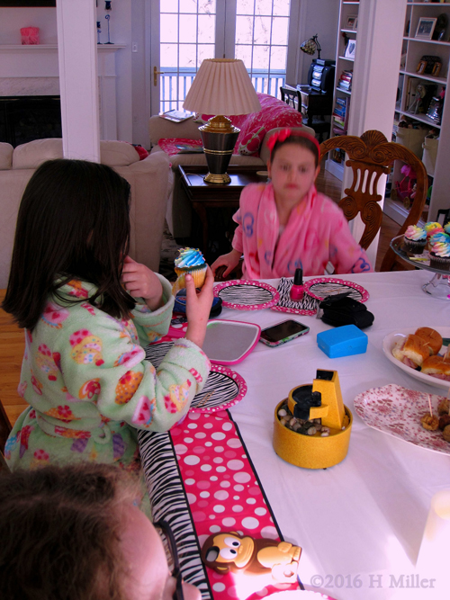 Fantastic Cupcakes With Neon Frosting For Kids Spa Birthday Parties!