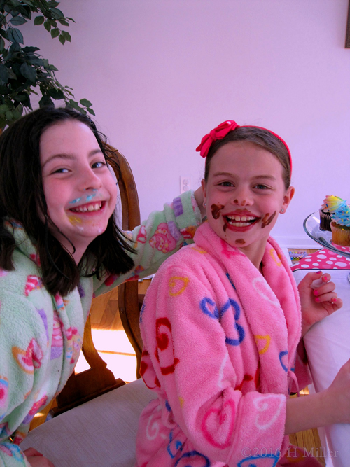 Fashionable Cupcake Frosting Mustaches!