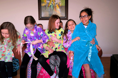 Come On Girls Let's Take A Photo!! Come On Girls Let's Take A Photo!!