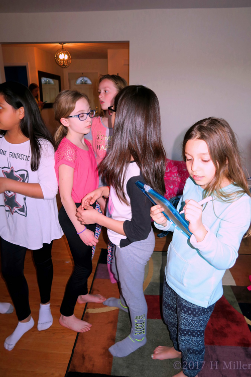 Friend Number 1, Check Friend Number 2, Check..... Friend Number 1, Check Friend Number 2, Check.....