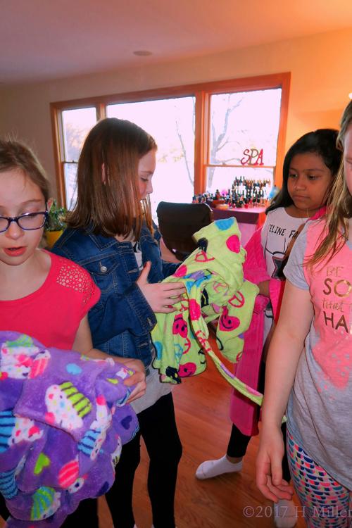 OMG It's My Turn To Choose My Spa Robe! What Do I Do!! OMG It's My Turn To Choose My Spa Robe! What Do I Do!!