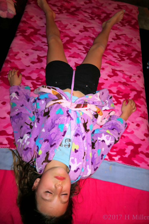 Tessa Relaxing And Getting Ready For Her Girls Facial Tessa Relaxing And Getting Ready For Her Girls Facial