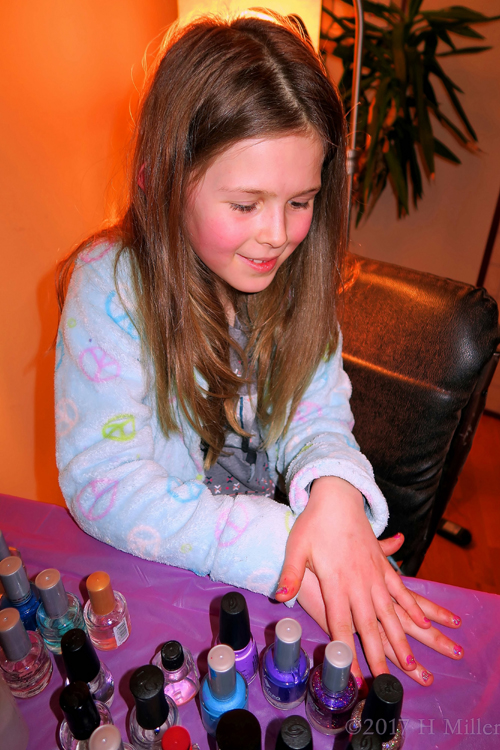 This Party Guest Getting Her Mini Mani Done! 