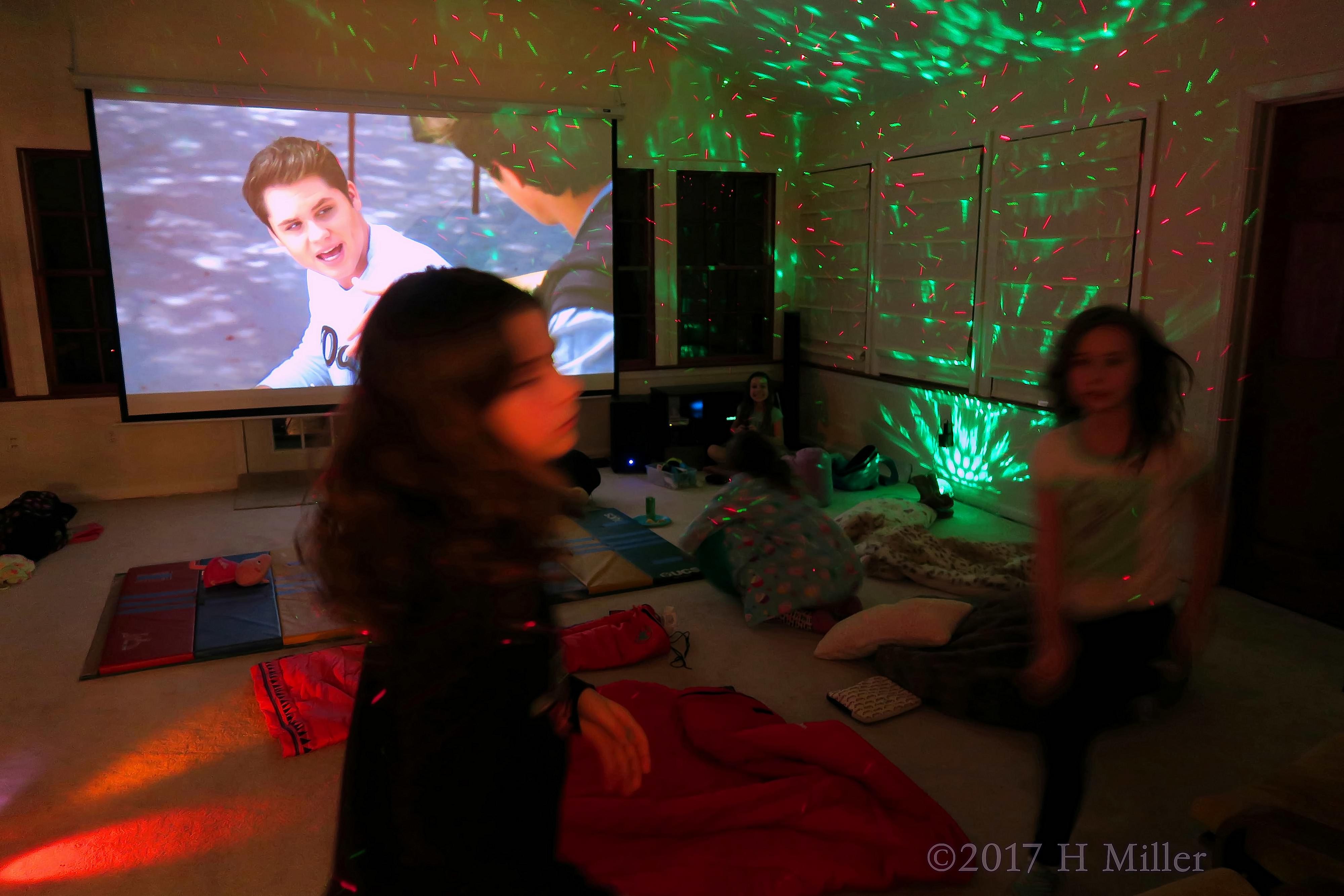 Mini Movie Theatre For Party Guests To Enjoy 