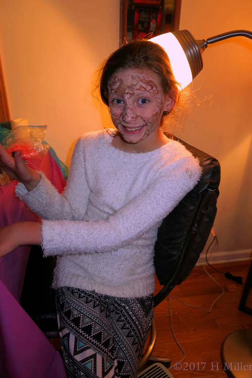 Party Guest Letting Her Girls Facial Set While Getting Her Mini Man Party Guest Letting Her Girls Facial Set While Getting Her Mini Man