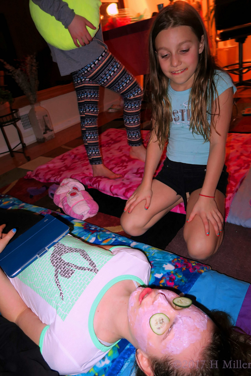 Tessa Looking On While Her Friend Gets A Girls Facial Tessa Looking On While Her Friend Gets A Girls Facial