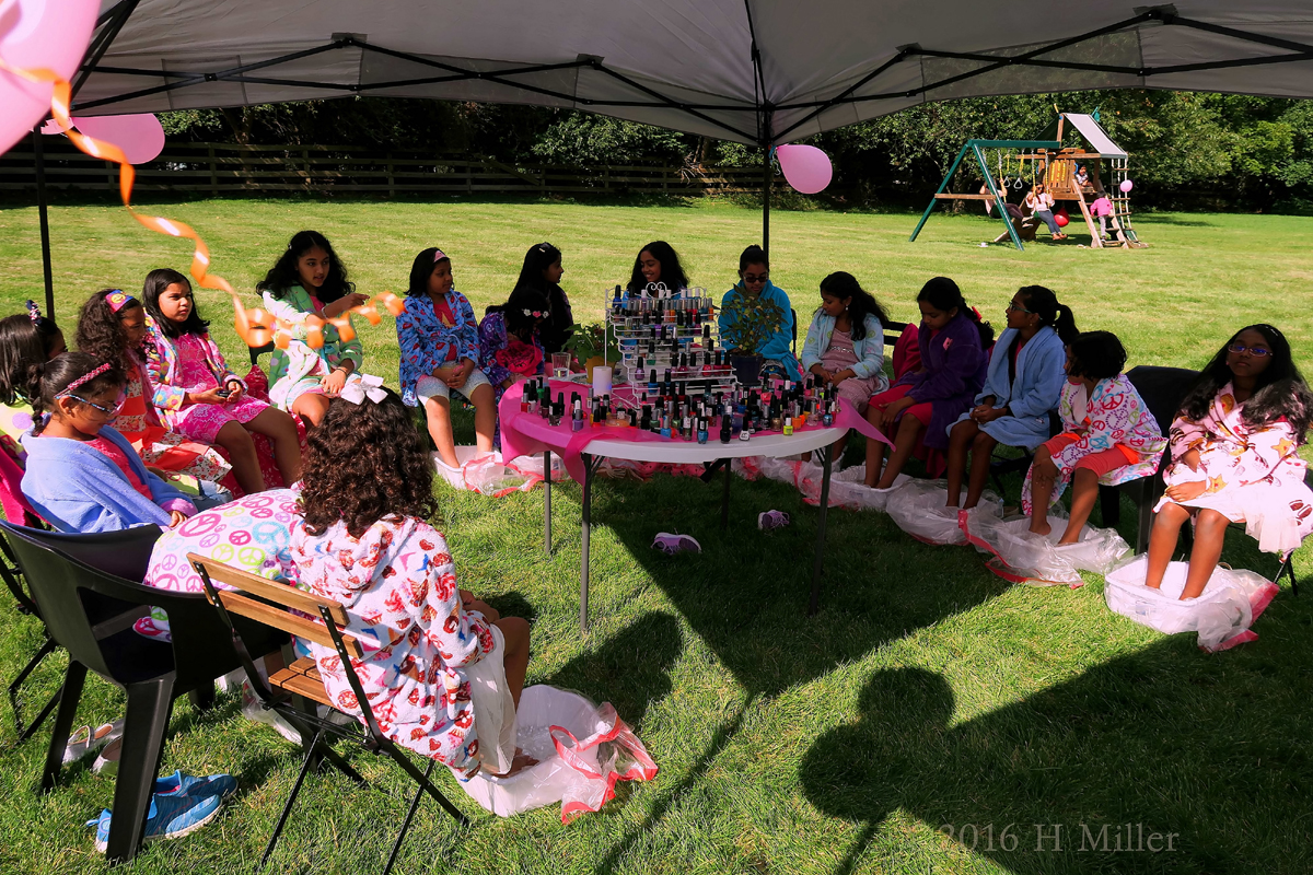 Round The Nail Art Table Kids Spa Party Group Photo. 