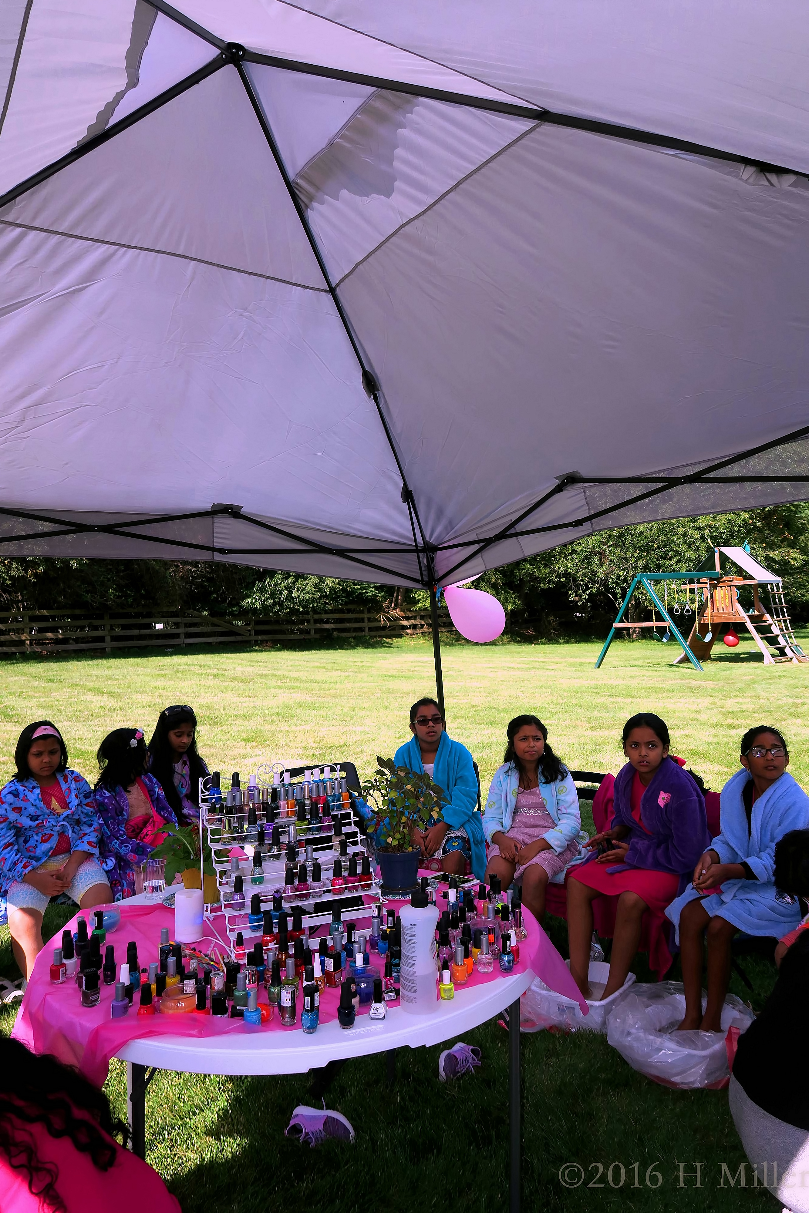 This Is Seriously The Coolest Nail Spa Table Ever!! This Is Seriously The Coolest Nail Spa Table Ever!!