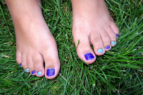 Alternating, Two Toned Glitter Kids Pedicure Alternating, Two Toned Glitter Kids Pedicure