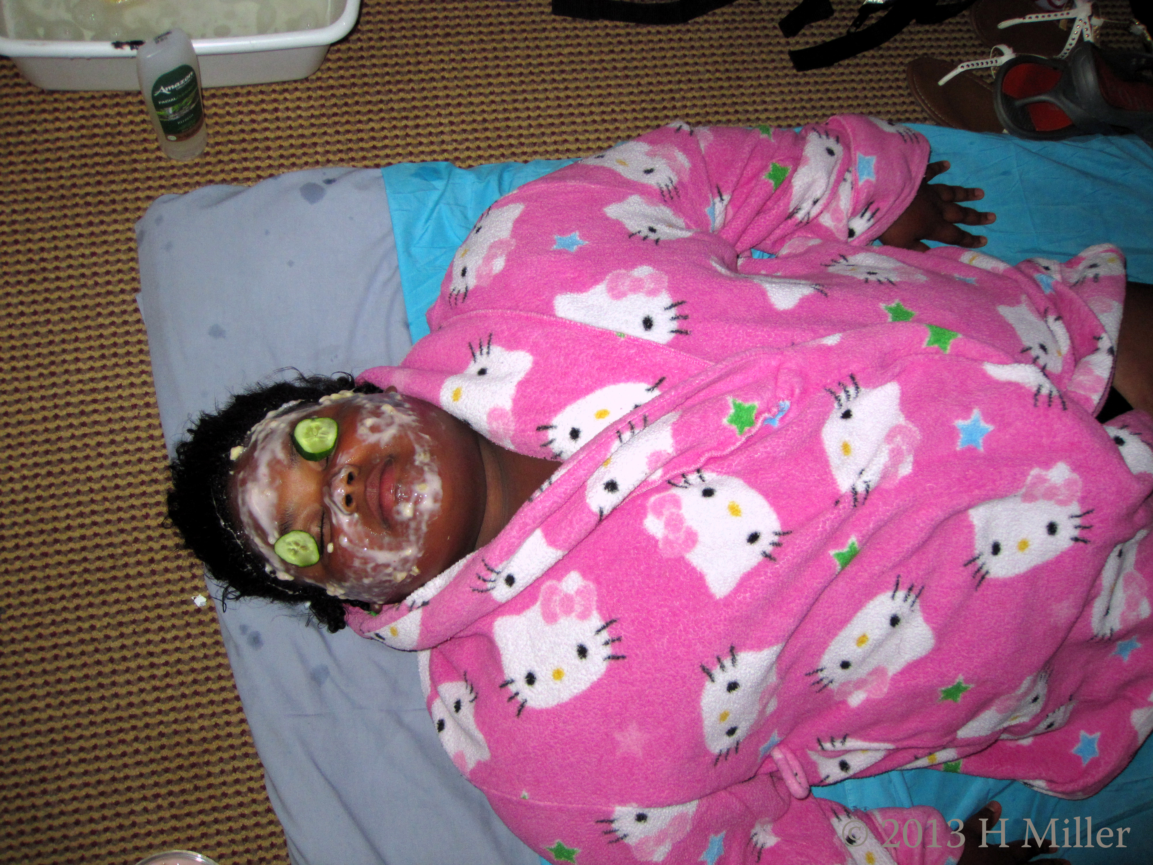 Cukes On Eyes. Masque on Face. Cukes On Eyes. Masque on Face.