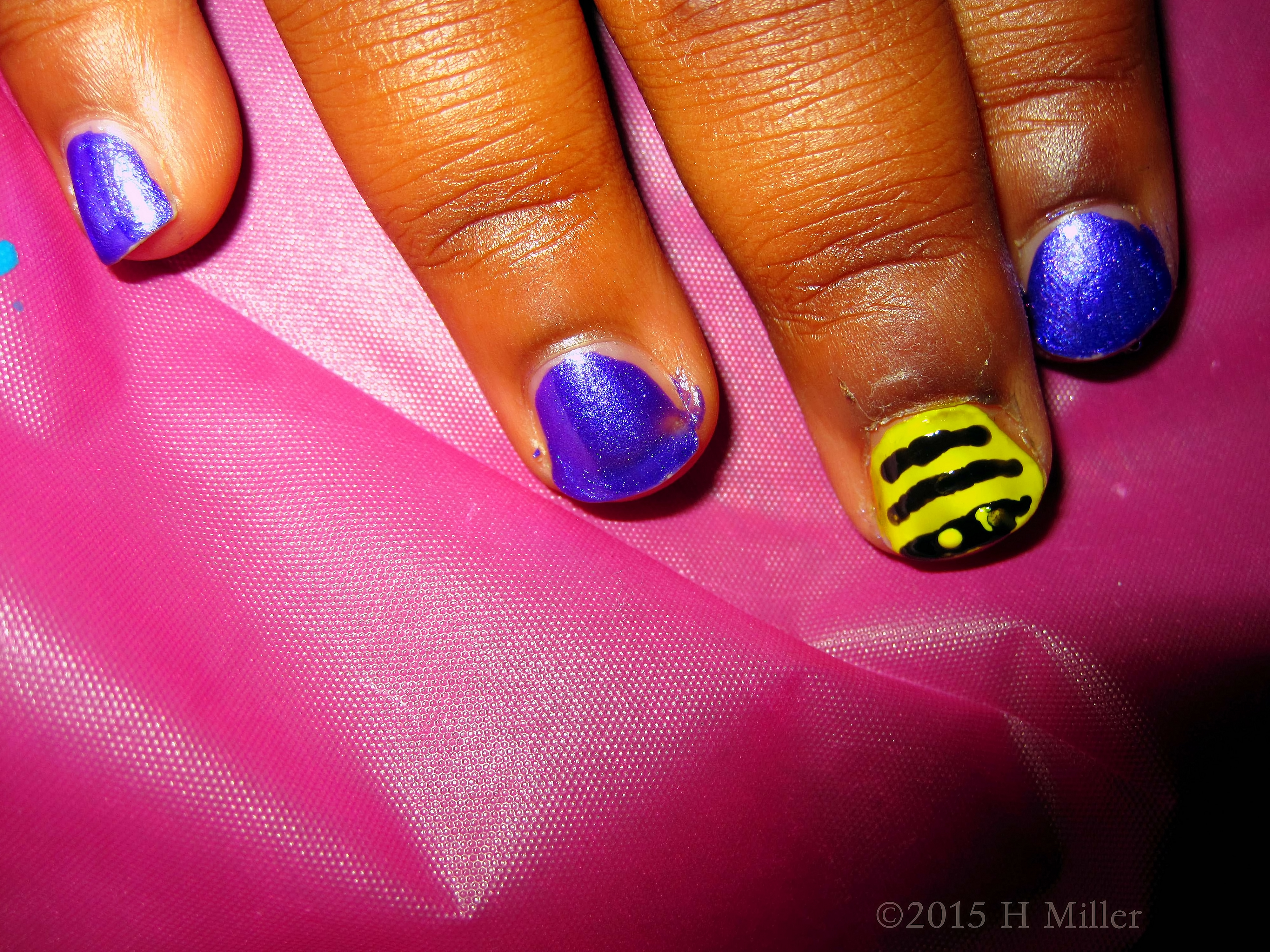 Pretty Bees For Her Nail Art Design 