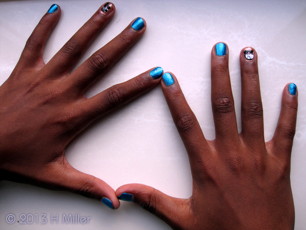 Nail Art Blue Metallic Polish With Design 